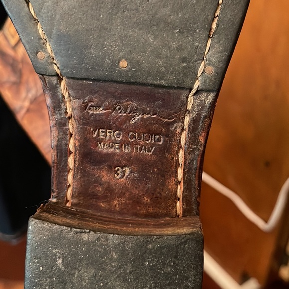 True Religion women boot true size 7 medium. Real leather and fits like a glove. - Picture 3 of 8